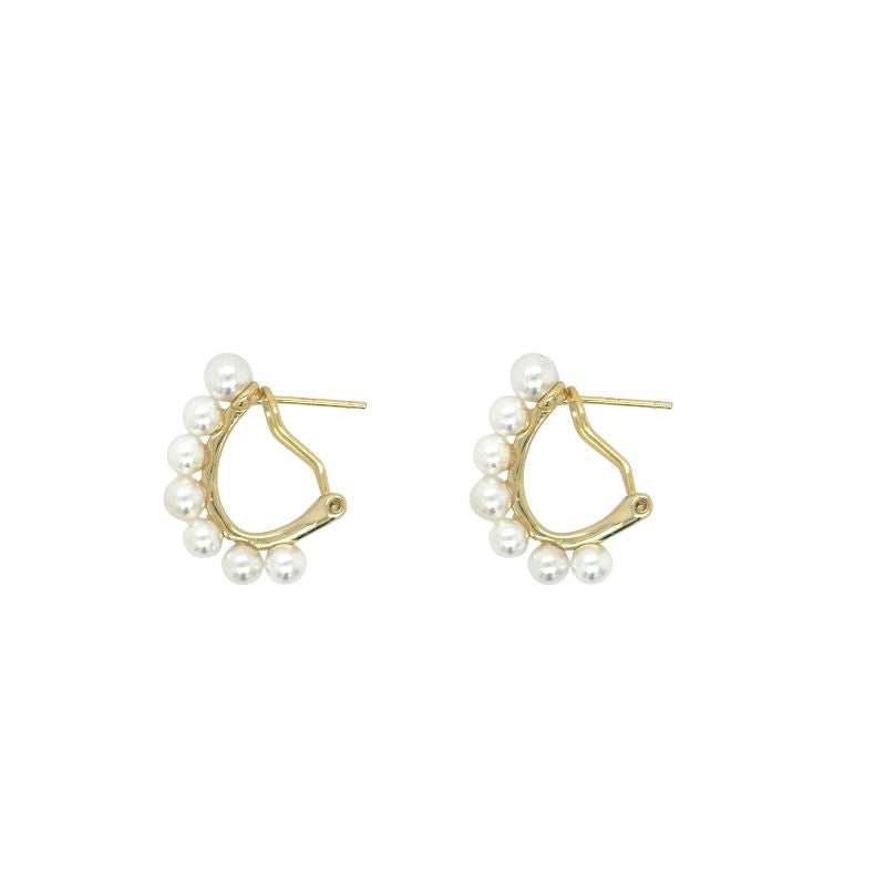 14 kt yellow gold earrings with pearls on a white background