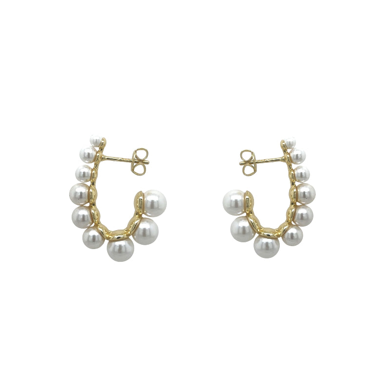These statement pearl hoops combine bold, modern design with timeless elegance, featuring lustrous pearls that effortlessly elevate any outfit