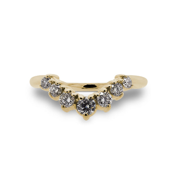 Front view of shadow band with 7 round cut diamonds increasing in size from the outside in, set in 14 kt yellow gold.