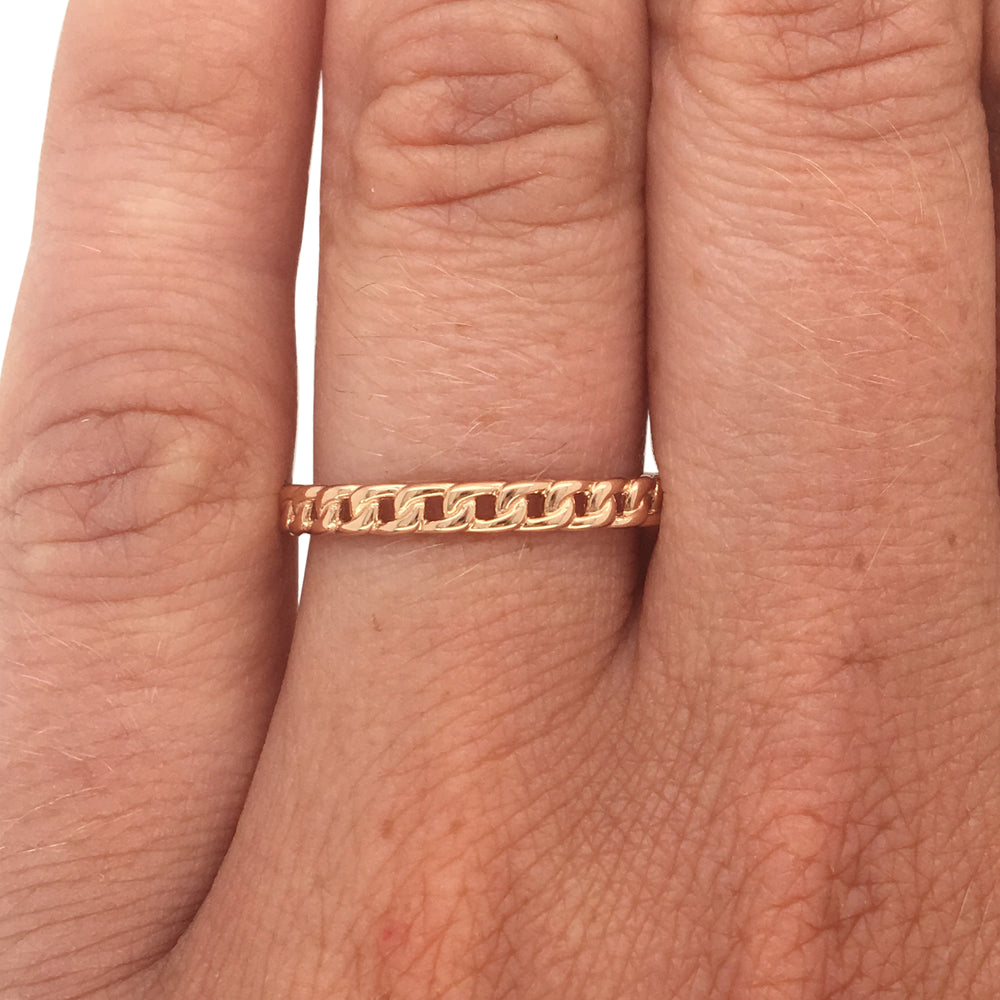 
                  
                    Load image into Gallery viewer, Chain link pattern ring cast in 14 kt rose gold on left ring finger.
                  
                